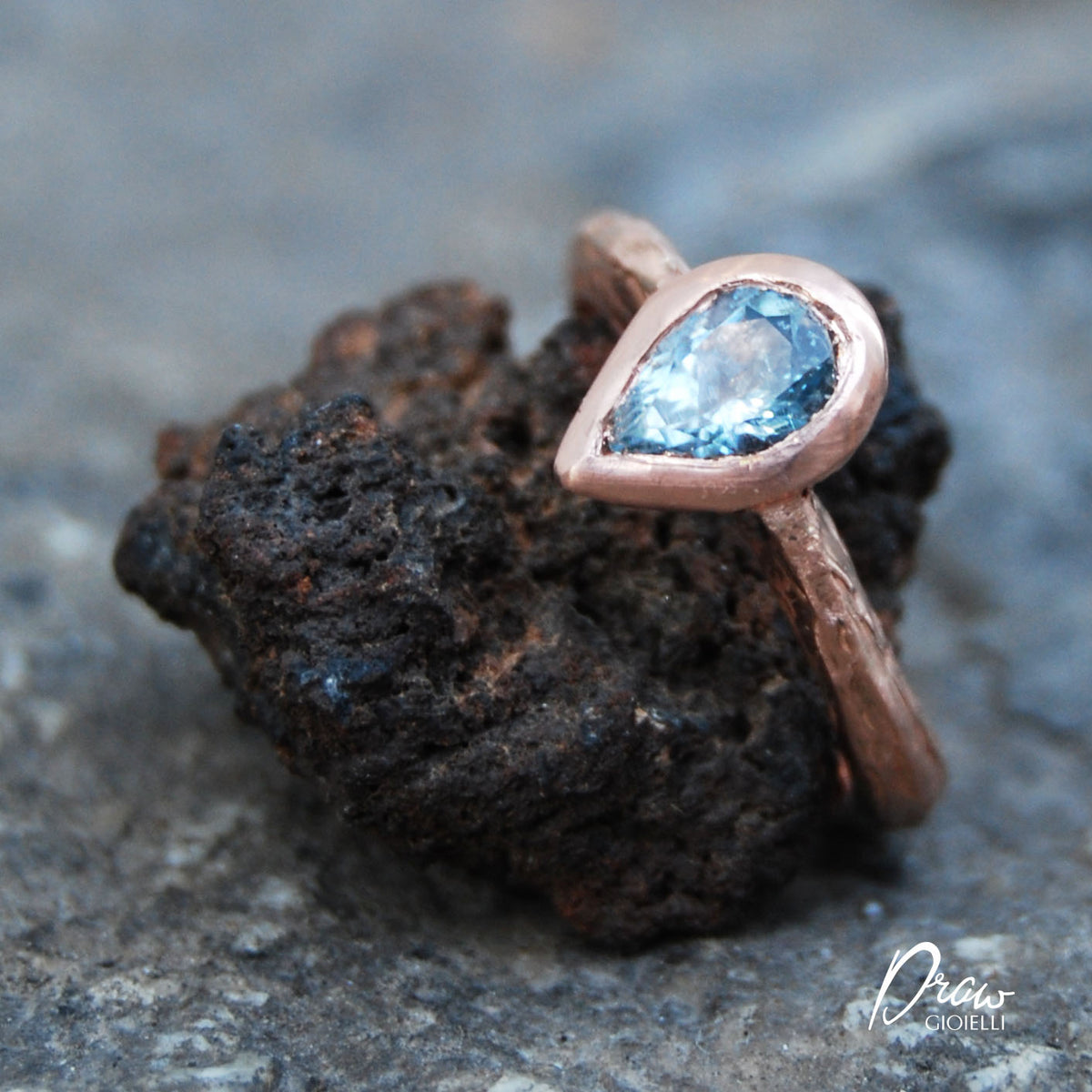 Anello Oro e acquamarina a goccia